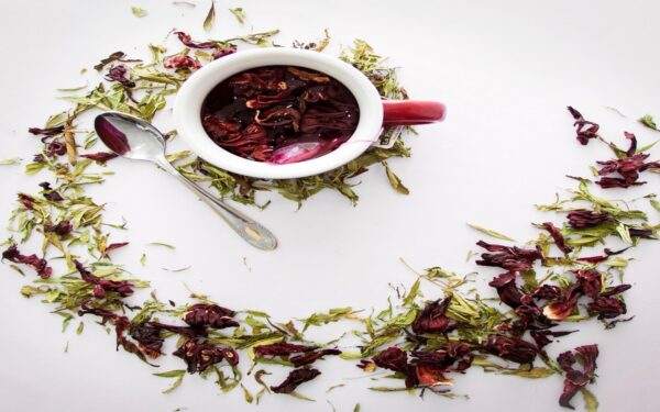 “Té de hibisco (flor de Jamaica): el antioxidante que reduce barriga y retención de líquidos”