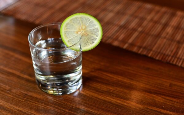 “Té verde con limón: la mezcla antioxidante que dispara la quema calórica diaria”